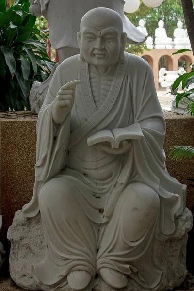 Çin Rahip Beyaz Mermer Oyma Heykeli — Stok fotoğraf