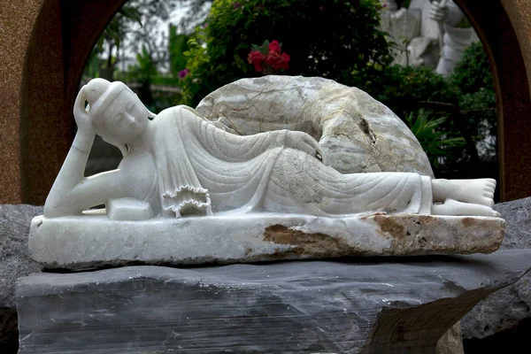 ⬇ Скачать Картинки Statue In Japanese Garden, Стоковые Фото.