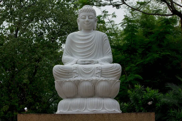 Bouddha Sculpté Dans Marbre Blanc — Photo