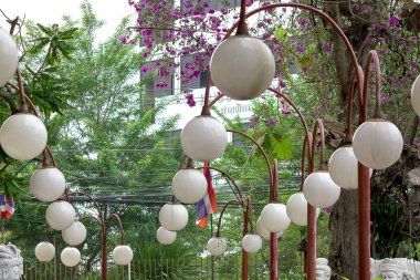  Kırmızı ayağı park olarak beyaz lamba 