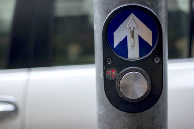 Yol geçtikten için pole trafik ışıkları altındadır.