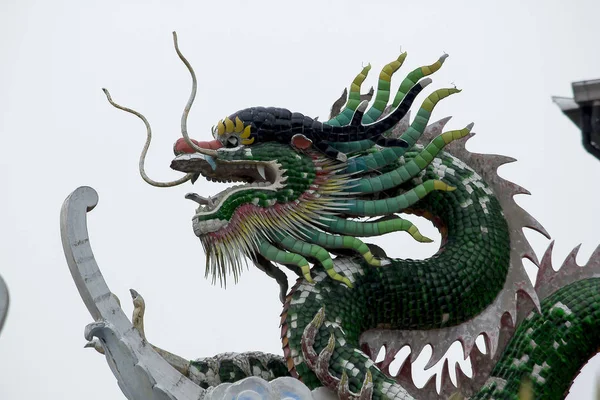 中国の寺院の屋根の上に飾られたドラゴン — ストック写真