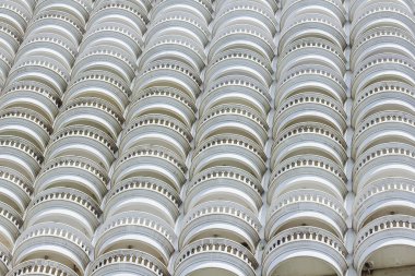 Eğri beyaz bina balkon