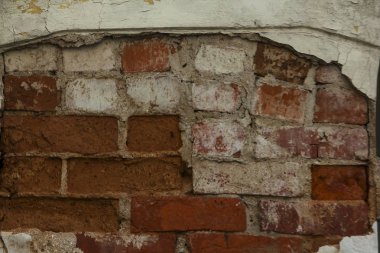 Kırmızı tuğla duvar eski yığılmış.
