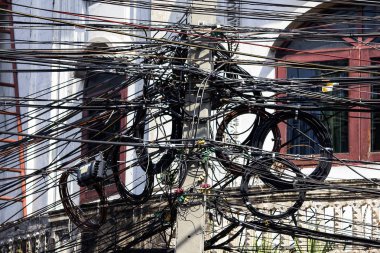 Telefon kablosunu kutup, beyaz bina