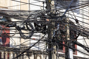 Telefon kablosunu kutup, beyaz bina