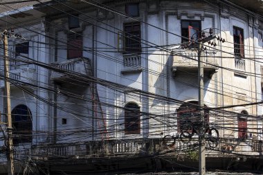 Telefon kablosunu kutup, beyaz bina