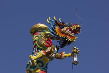 Çin tapınakta altın ejderha heykeli