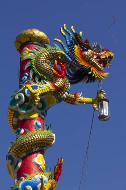 Çin tapınakta altın ejderha heykeli