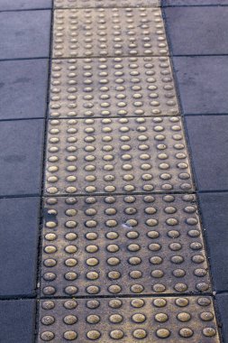 Görme Özürlüler için kaldırımda Braille blok.