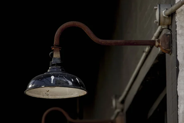 Vecchia Lampada Nera Che Arrugginisce Muro — Foto Stock