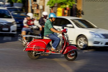 Kırmızı bir Vespa kişini