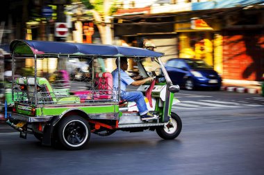 Tuk tuk taksi Tayland benzersiz.