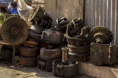 Eski motor yerde paslanmış