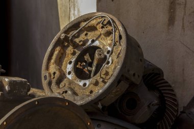 Eski motor yerde paslanmış