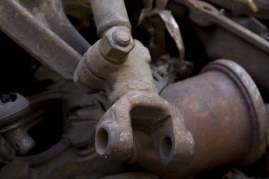 Eski motor yerde paslanmış