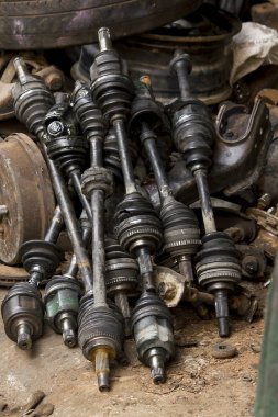 Eski motor yerde paslanmış