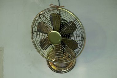 Pirinç hayran duvardaki