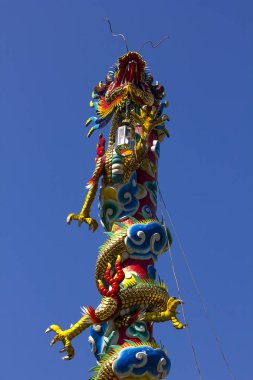 Çin tapınağındaki ejderha heykeli