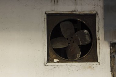 Duvarda eski fan.