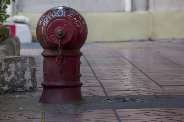 Kaldırımda yangın söndürücü