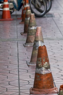 Kaldırımda yerleştirilen eski trafik koni.