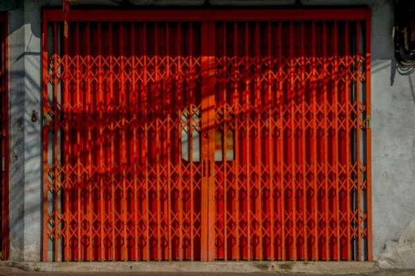 Складные Оранжевые Двери Закрыты — стоковое фото