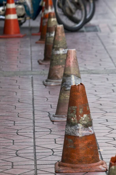 Antigos Cones Trânsito Colocados Calçada — Fotografia de Stock