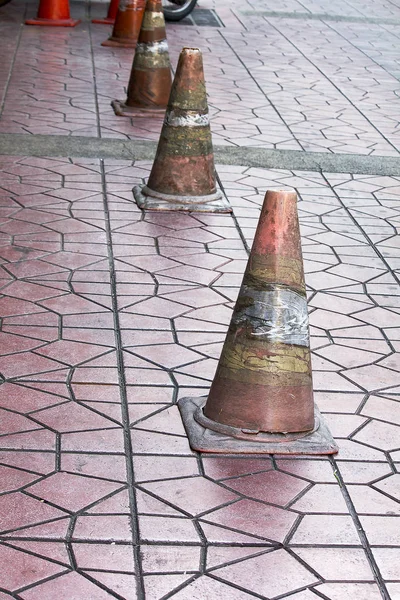 Vecchi Coni Stradali Posti Sul Marciapiede — Foto Stock