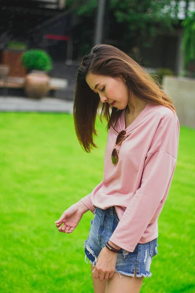 Çim içinde duran kadın