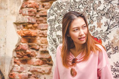 Eski bir tuğla duvar kadın tezgahı.