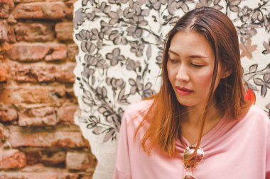 Eski bir tuğla duvar kadın tezgahı.