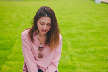 Oturan kadınların yüzleri üzgün olduğunu.