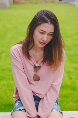 Oturan kadınların yüzleri üzgün olduğunu.