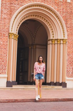Kadın kilise girişinde duruyor. Bangkok popüler bir turistik yer.