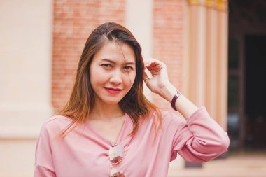 Kadın saçları dokunmadan eller.