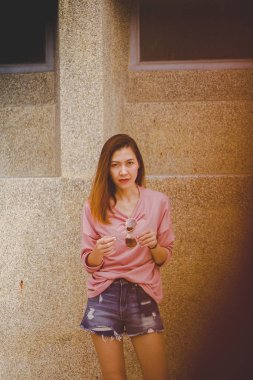 Çimento duvar ile duran kadın.