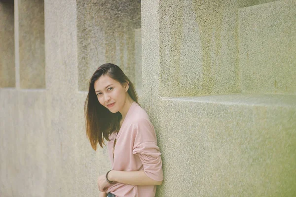 Žena Nosí Růžové Tričko Opřen Zeď Budovy — Stock fotografie