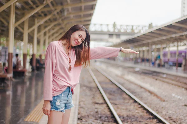 Vrouw Breidt Haar Armen Naar Railroad Tracks — Stockfoto