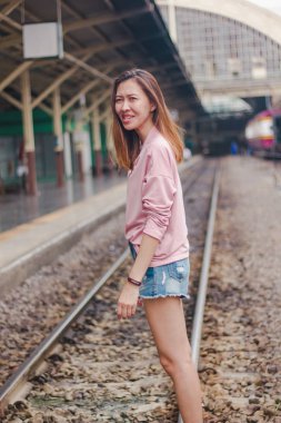 Tren yolu üzerinde duran kadın