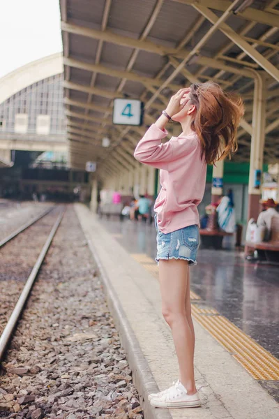 Vrouw Met Haar Haren Draagkracht Het Spoor — Stockfoto