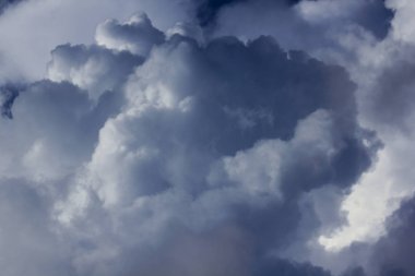 Bulutlar gökyüzünde farklı şekillerdeki.