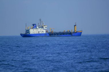 Denizin ortasında büyük tanker.