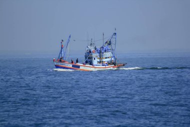 Denizde yelken büyük balıkçı teknesi.