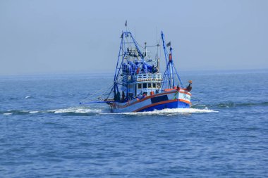 Denizde yelken büyük balıkçı teknesi.
