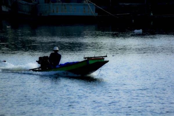 Silhouetten Von Booten Die Fließendem Wasser Fischen — Stockfoto