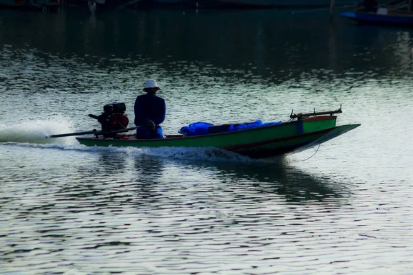 Silhuetas Barcos Que Pescam Água Corrente — Fotografia de Stock