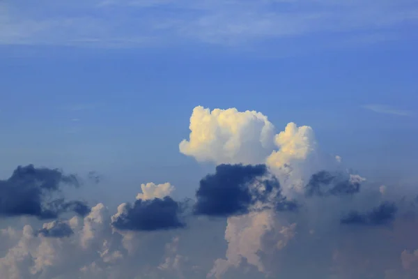 天空中不同形状的云彩 — 图库照片