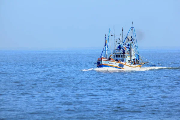 Ein Großes Fischerboot Das Meer Segelt — Stockfoto