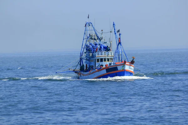 Ein Großes Fischerboot Das Meer Segelt — Stockfoto